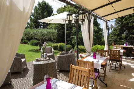 Le Clos de Pradines restaurant avec magnifique terrasse dans le gard à saint quentin la  poterie
